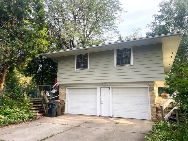 Foto del edificio - 1522 Cameron Dr