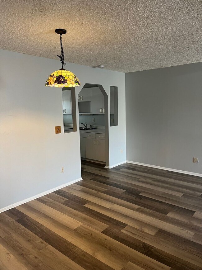 Foto del edificio - GORGEOUS 2BR/2BA Recently Remodeled Apartm...