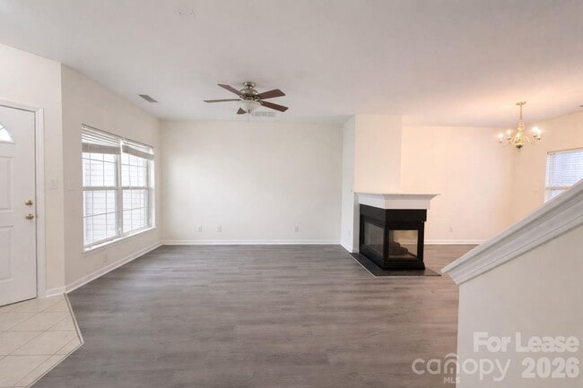 Foto del edificio - 8444 Carolina Lily Ln