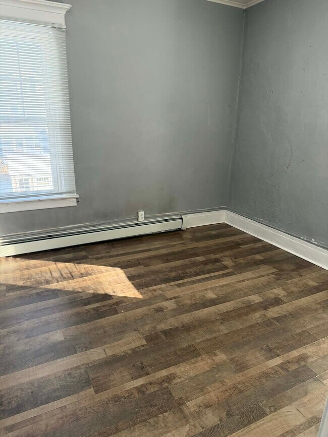 Dormitorio 1 - 1843 Hertel Ave. Upper