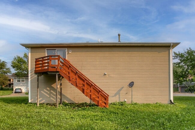 Building Photo - Nice Home Close to Campus
