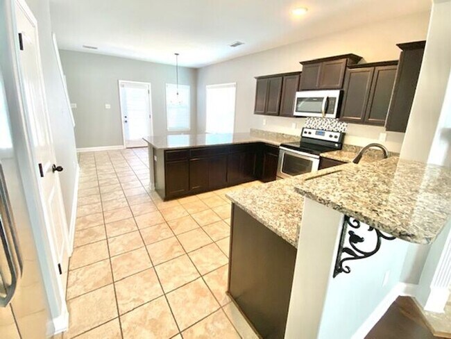 Foto del edificio - Open House Wednesday, May 2, 2025 1 PM to PM