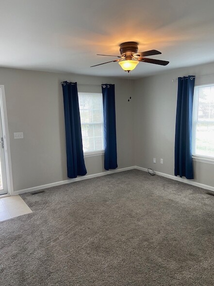 Building Photo - 104 Oak Ave