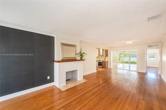 Foto del edificio - 9033 Emerson Ave