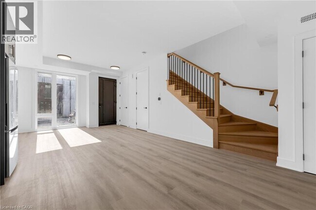 Photo du bâtiment - 132 EVERETT Cmn