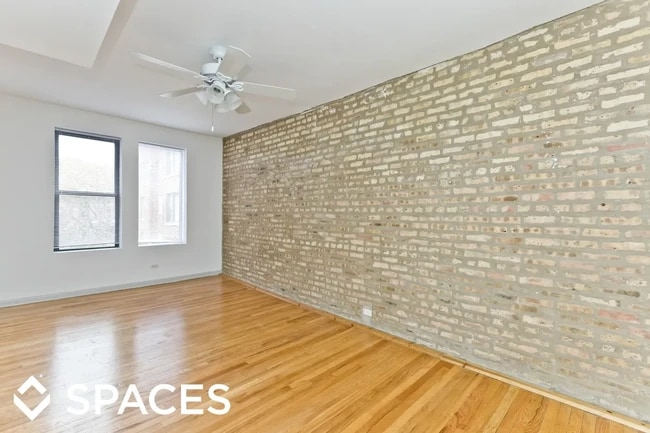 Building Photo - 1437 W Balmoral Ave