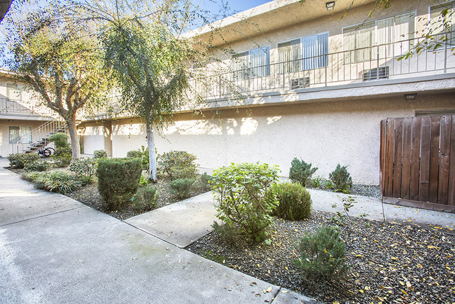 Building Photo - 15507 Vanowen St