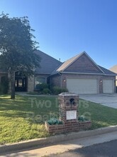 Building Photo - 13123 Red Oak Dr