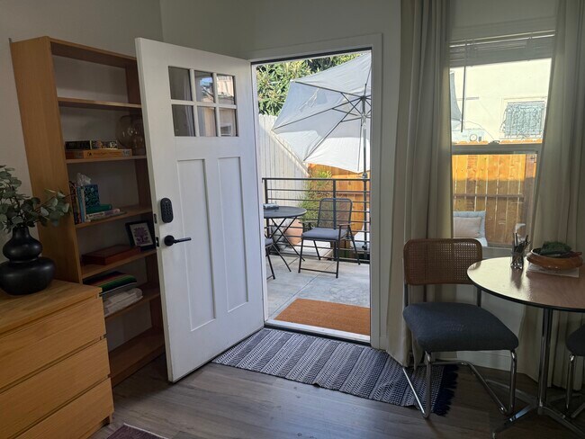 vista desde la puerta principal - 4302 1/2 Gateway Ave