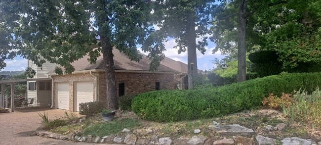 Building Photo - 11 Fairway Dr
