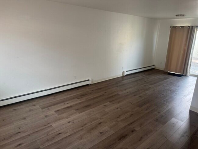 Building Photo - Updated 2 Bed, 1 Bath!!!