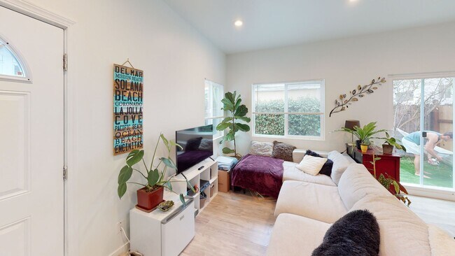 Foto del edificio - Private turfed yard!