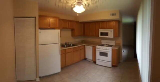 Building Photo - 213 Robson Dr