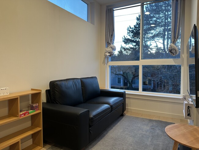 Building Photo - 152 21st Ave E