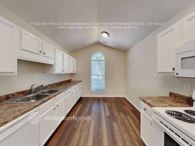 Foto del edificio - 7805 Royce Hall Ln