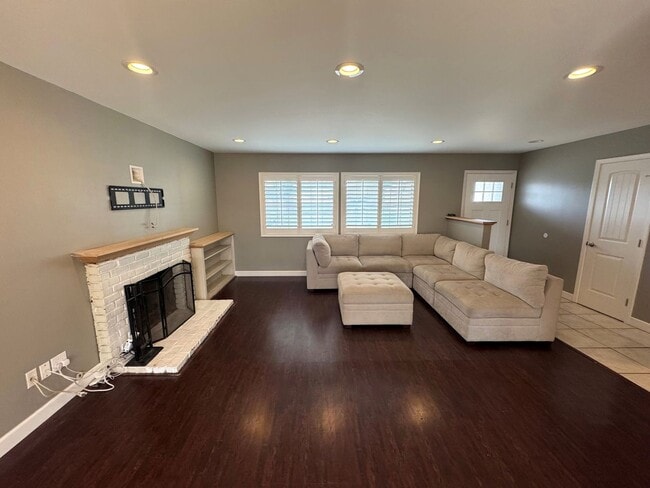 Building Photo - Single-Story East Ventura Home – 3 Bed / 1.75 Bath + Updated Interior