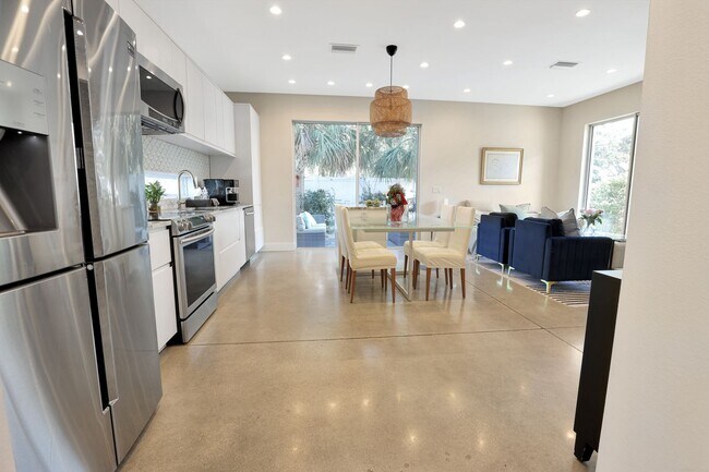 Foto del edificio - 4bd/3.5bth Perfectly Located Modern Townhouse