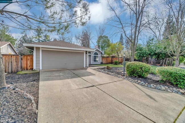 Building Photo - 1060 St Andrews Dr