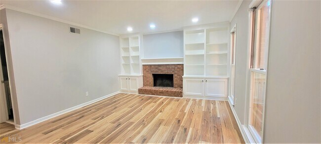 Building Photo - 765 N Parkwood Rd