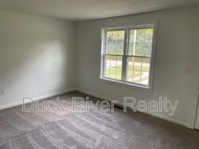 Building Photo - 213 Elaine Dr