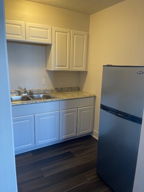 Kitchen - 1808 W Broadway St