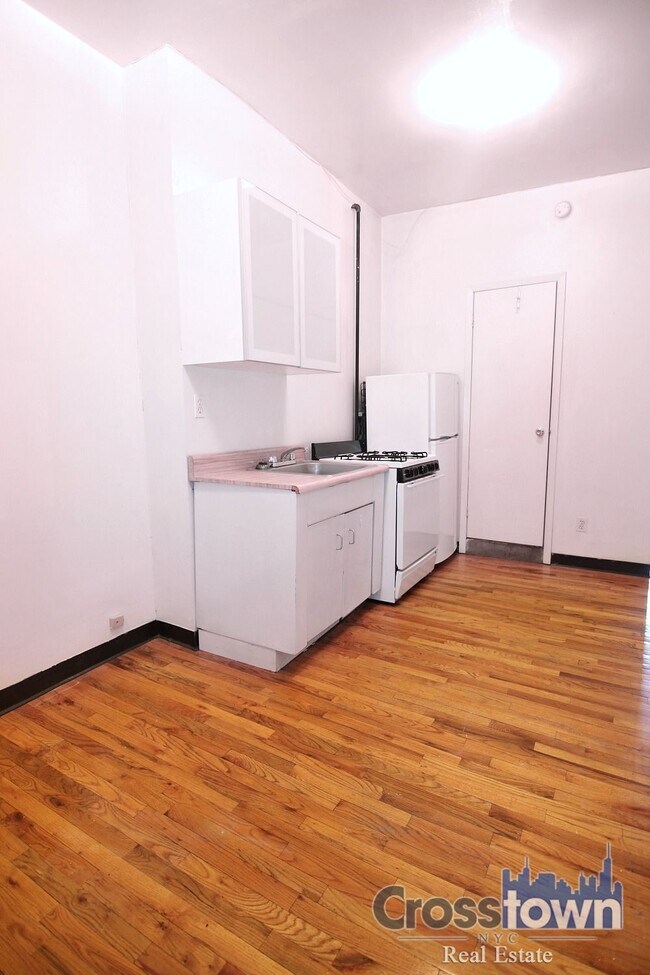 Building Photo - 344 E 9th St