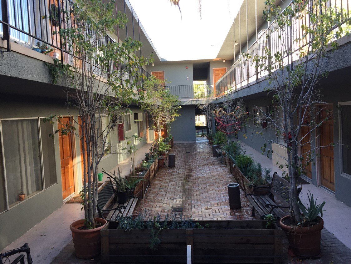 Foto principal - 826 N Hobart Blvd