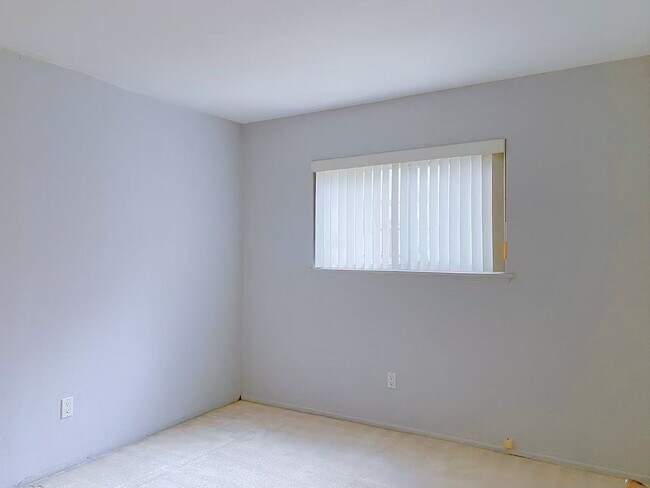 Building Photo - 324 S Palo Cedro Dr