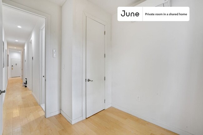 Building Photo - Private bedroom in 4 bed/2 bath Home