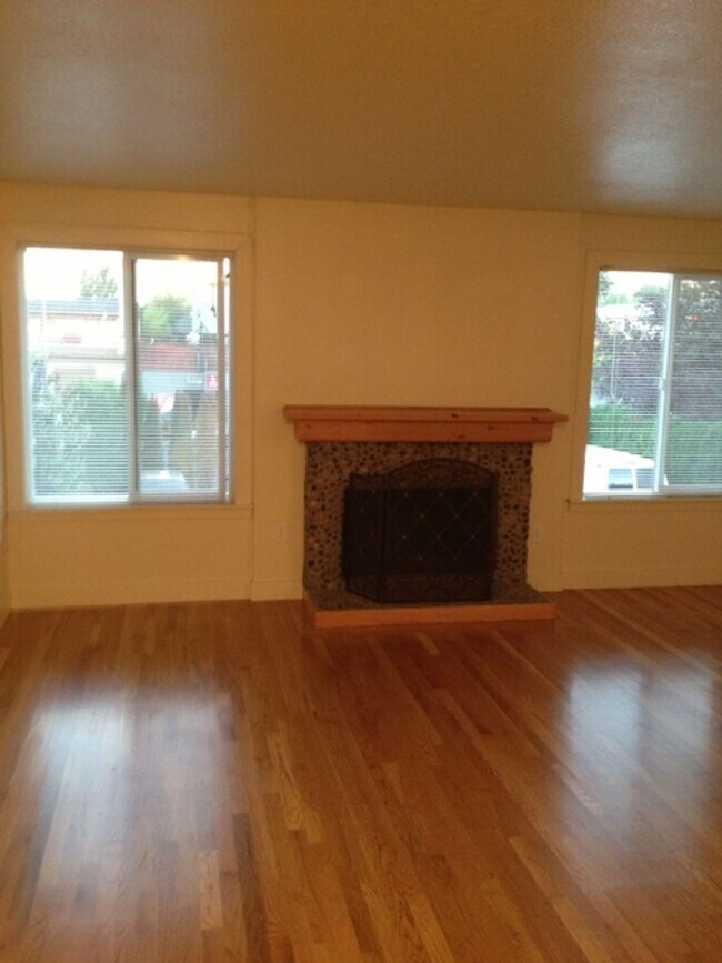 Foto del edificio - Spacious 2nd floor 2Bd Fireplace Hardwoods...