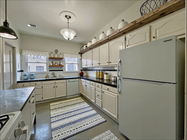 Foto del edificio - 145 N Sycamore Ave