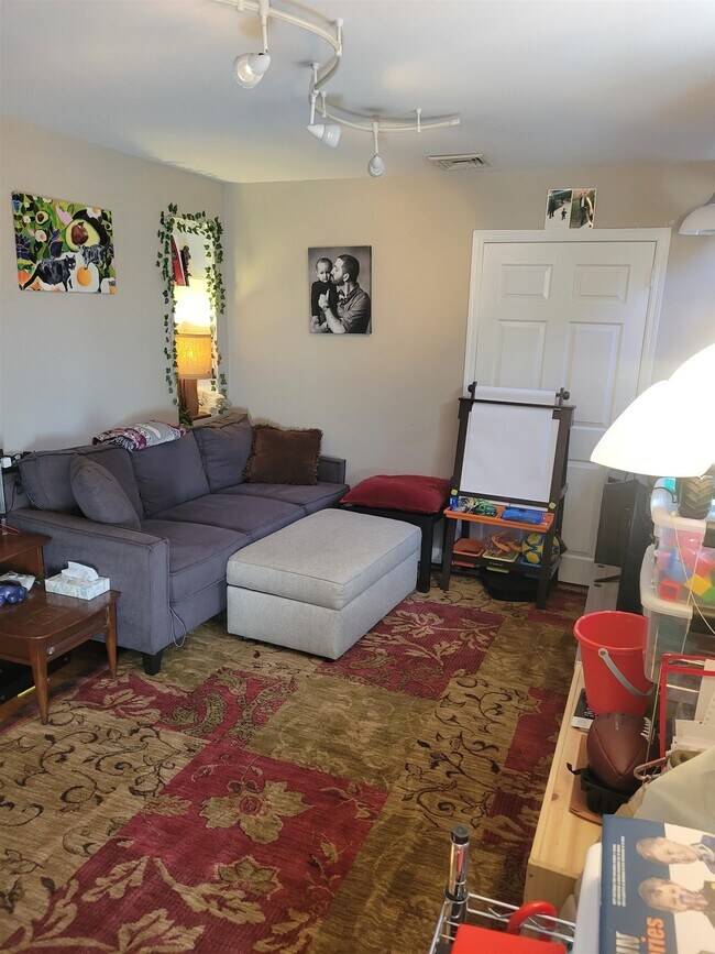 Building Photo - 212 Christopher Columbus Dr
