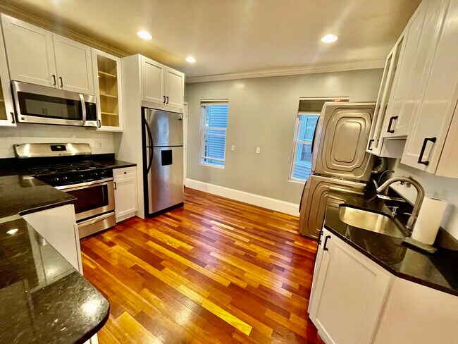 Building Photo - 8 Taft St