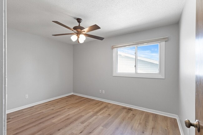 Building Photo - Spacious Duplex in Brooklyn Park