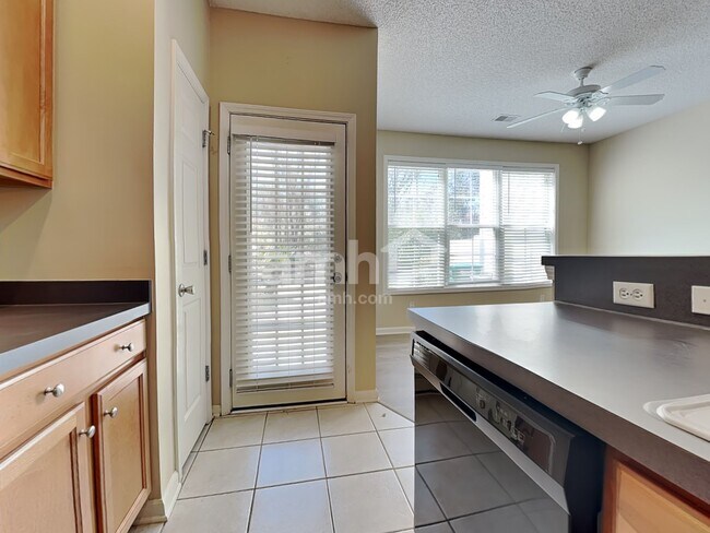 Foto del edificio - 116 Westbury Pk Wy