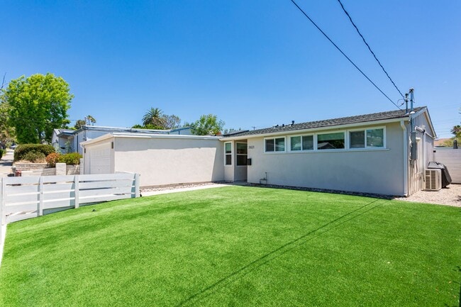 Building Photo - Contemporary Birdland Residence