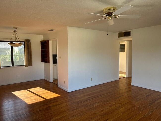 Building Photo - New listing! Beautifully maintained home in convenient location