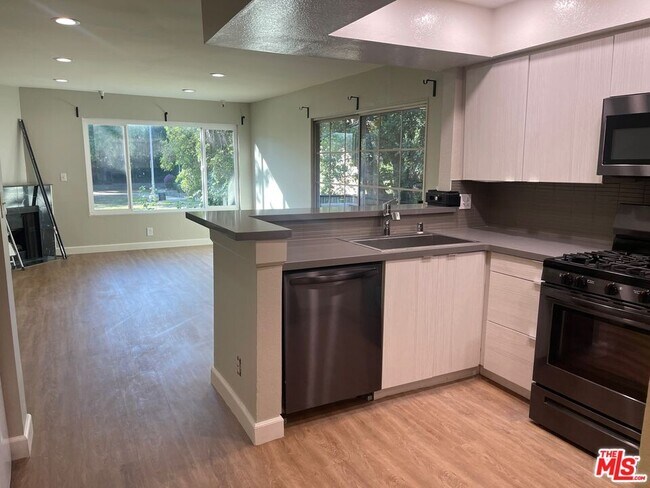 Foto del edificio - 7327 Willoughby Ave