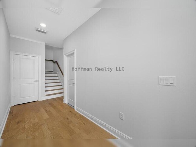 Building Photo - Luxury-Inspired Townhome Living in the Heart of South Tampa