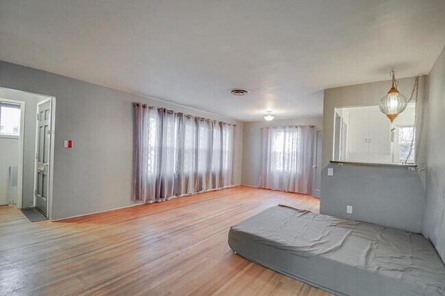 Foto del edificio - 2404 La Siesta Dr