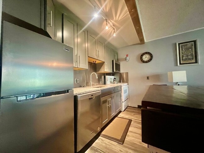 Building Photo - Beautifully updated condo in Winter Park