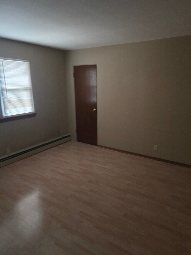 Building Photo - 612 N Center St