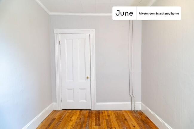 Foto del edificio - Private bedroom in 3 bed/1 bath Home