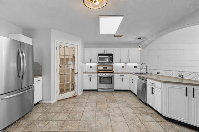 Building Photo - 25211 Barmby Dr