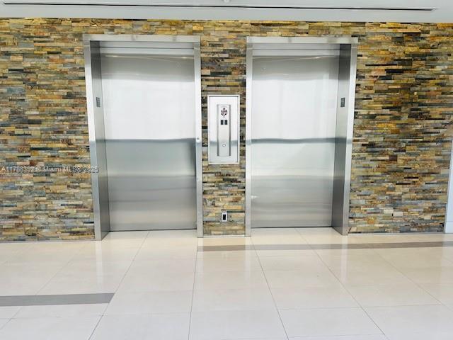 Foto del edificio - 161 Crandon Blvd