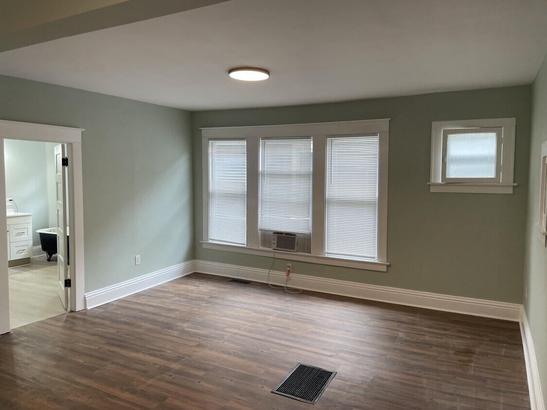 Foto principal - 1239 W Berry St