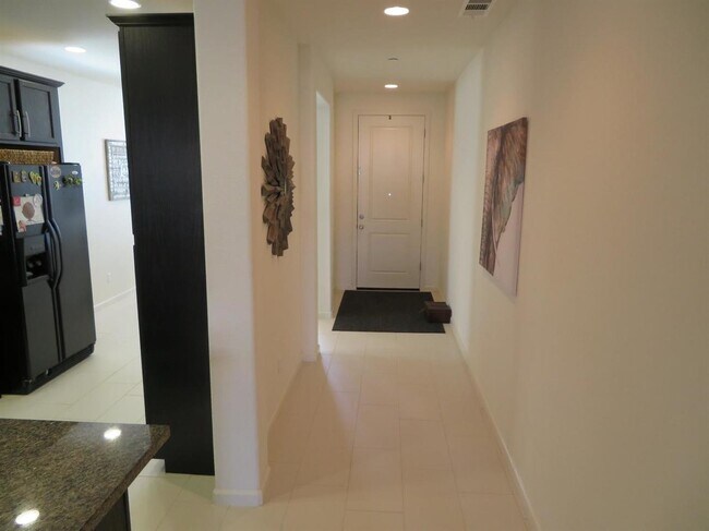 Foto del edificio - BRIGHT AND CLEAN 3 BED, 2 BATH, 1 STORY HOME IN ELK GROVE