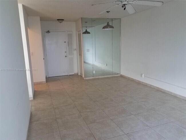 Building Photo - 3000 Riomar St