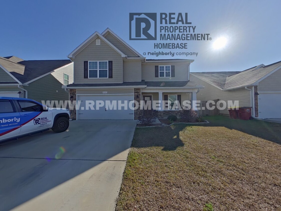 Foto principal - Spacious 5-Bedroom Home with Privacy Fence...