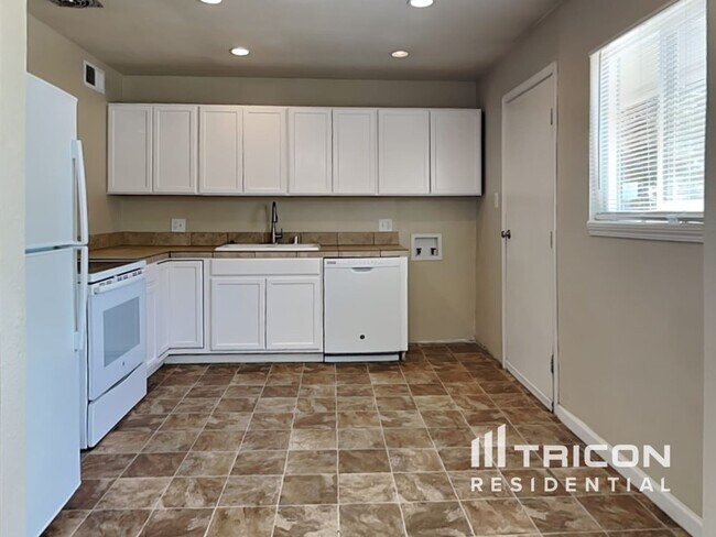 Building Photo - 525 Sawyer Way Sparks NV